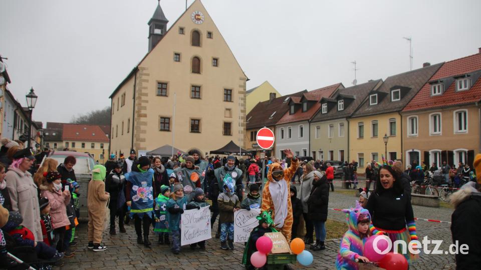 Kinder und Eltern zogen in bunten Kostümen um das Rathaus. Bild: sne