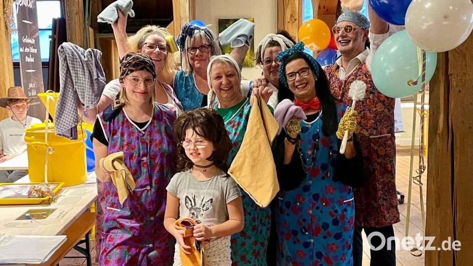 Die Putzkolonne der AWO-Tagespflege stürmt den Generationenstammtisch und erhält für die humorvollen Darbietungen kräftigen Applaus. Bild: gz