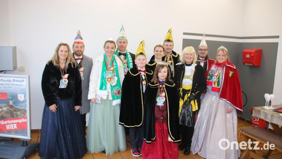 Cheerleader Charlotte Hautmann begrüßte die Prinzenpaare aus Pressath, Hammerles, Eschenbach und Waldeck vor dem Faschingszug. Bild: sne