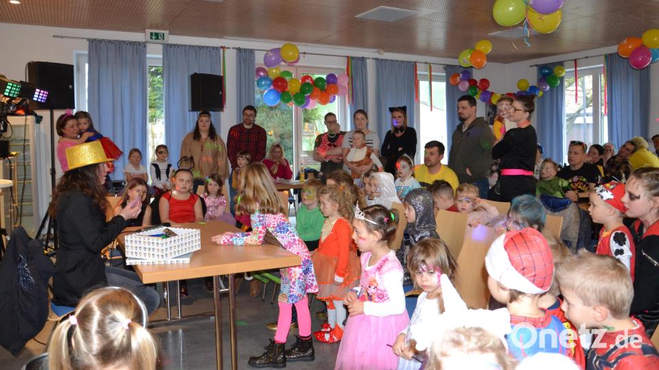 Sehr gut angenommen wird der Kinderfasching des Elternbeirats des Kindergartens im Pfarrheim. Bild: gi