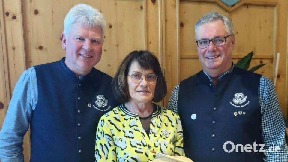 Lotte Bösl wurde für ihre langjährigen Leistung als Bühnenmalerin von Vorstand Norbert Altmann (links) und Spielleiter Benno Schißlbauer (rechts) geehrt. Bild: gio