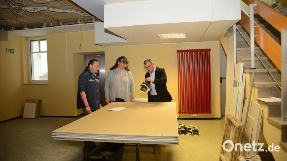 Bürgermeister Karlheinz Budnik bespricht sich mit Bücherleileitern Kathrin Stangl und dem Bautechniker Thomas Treml. Bild: bey