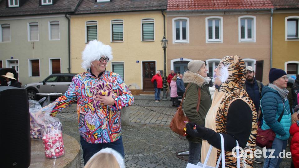 Bürgermeister Edgar Knobloch und FU-Vorsitzende Susanne Schnabel machte es Spaß den Kindern Süßigkeiten zuzuwerfen. Bild: sne