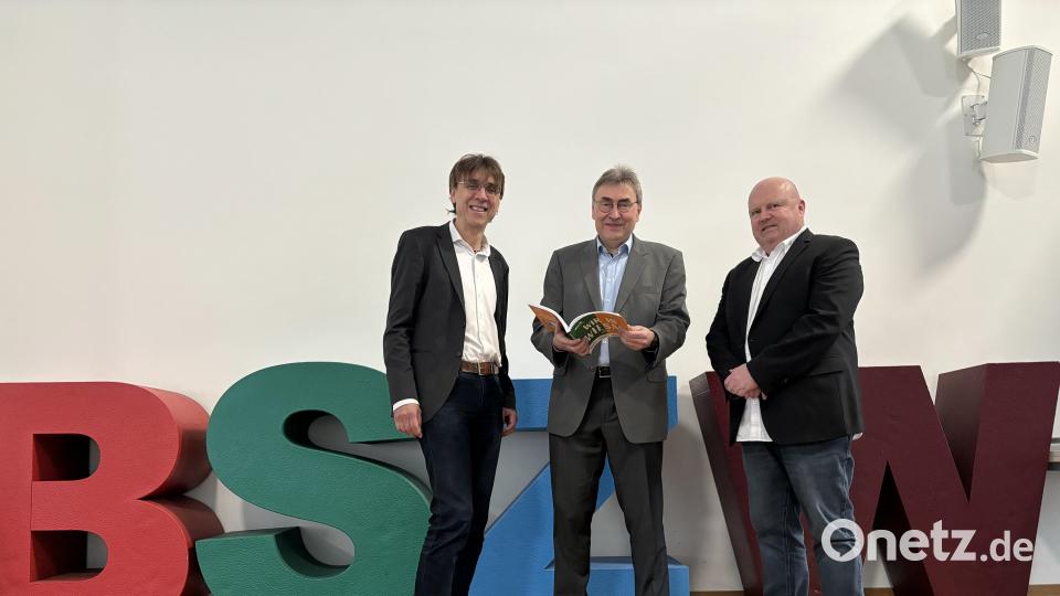 Schulleiter Oberstudiendirektor Thomas Metzler, Professor Claus Koss (OTH Regensburg), Studiendirektor Hartmut Seidler (Leiter IT-Campus am BSZ Wiesau). Bild: Bettina Völkl/exb