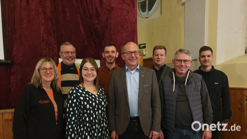Bürgermeister Roman Schäffler (Vierter von rechts) ist nun Mitglied der Kolpingsfamilie Kemnath. Das Leitungsteam um Mirjam Müller (Dritte von links) und Georg Panter (Zweiter von rechts) sowie Pfarrer Thomas Kraus (Dritter von rechts) gratulierten Andrea Kick (links) zum 33. Jubiläum der Kolpingband &quot;Brückenbauer&quot;. Dankesworte gab es für Kolpingbruder Hans Liedtke der mit der Gruppe &quot;KEMs&quot; regelmäßig für gute Musik sorgt sowie für Maximilian Memmel und Tobias Kennel (von rechts) für ihren Bildervortrag über Kolumbien. Bild: kaz