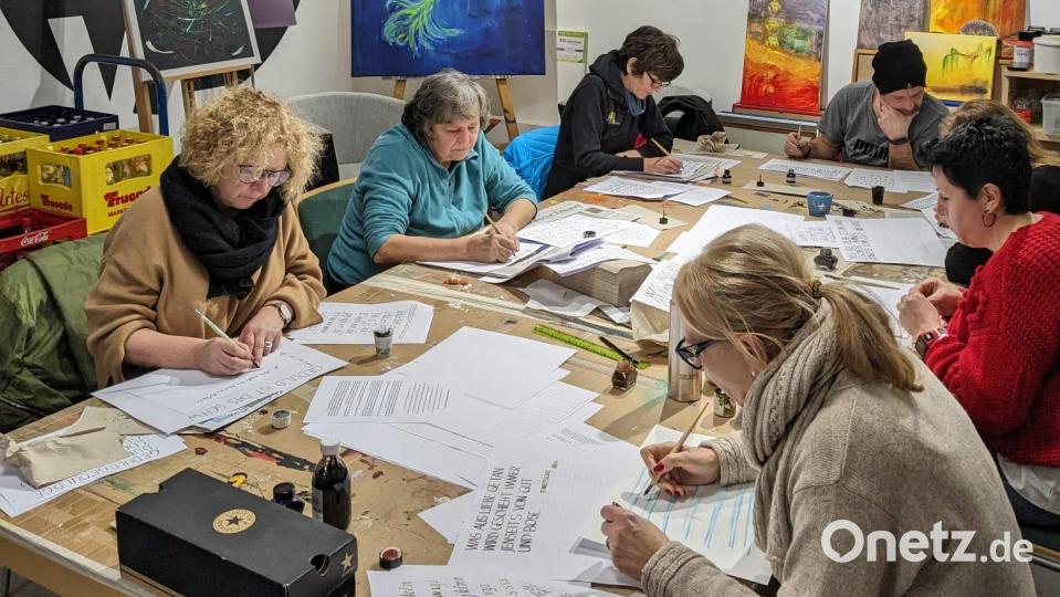 Kursteilnehmer üben die ersten Schriftarten beim Workshop des Kunst- und Kulturvereins Erbendorf. Bild: Eva Konz/Kunst- und Kulturverein/exb