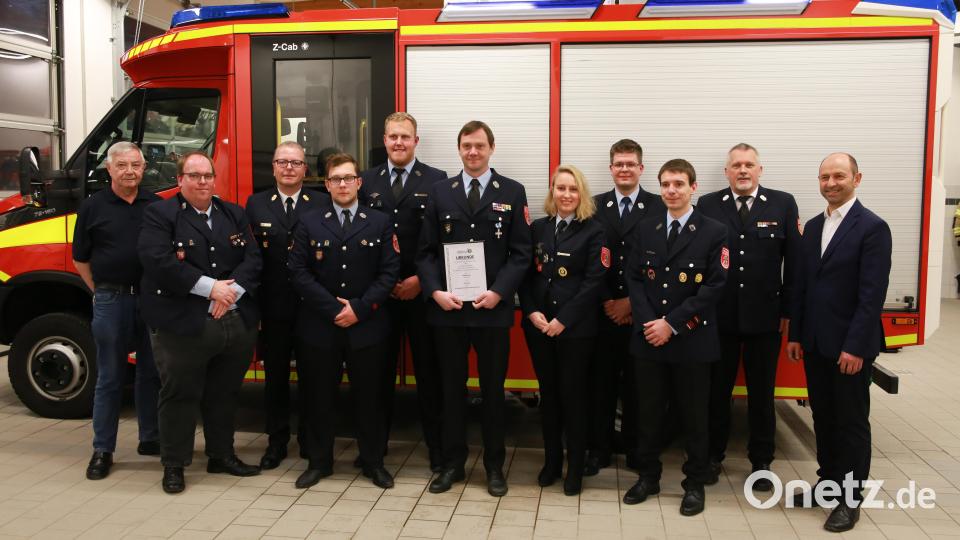 Mit der Ehrennadel in Gold der Kreisjugendfeuerwehr Amberg-Sulzbach wurde Wolfgang Reiser (Siebter von links) ausgezeichnet. Bild: egl