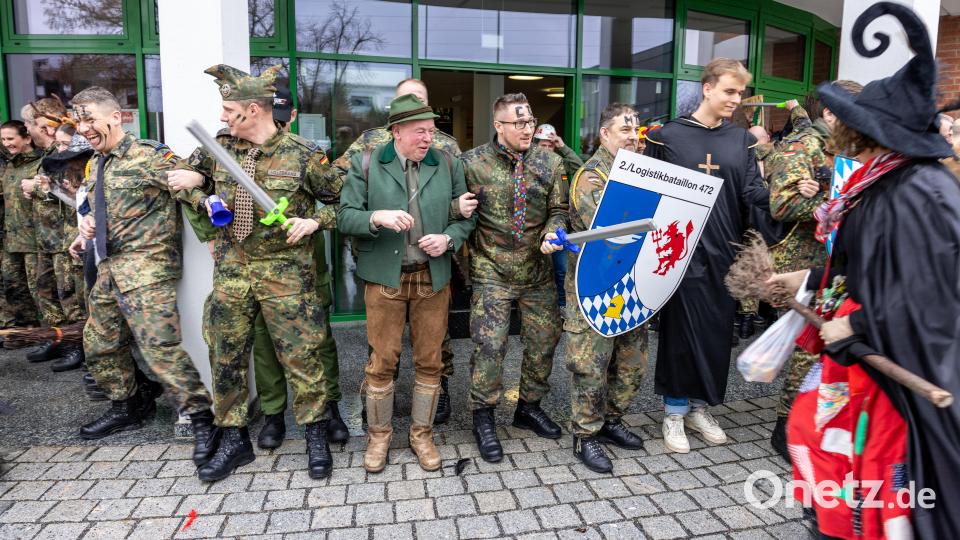 Mit Schwertern und Schilden bilden Bürgermeister Roland Strehl und die Soldaten des Logistikbataillons eine Abwehrkette vor dem Kümmersbrucker Rathaus. Bild: hbe