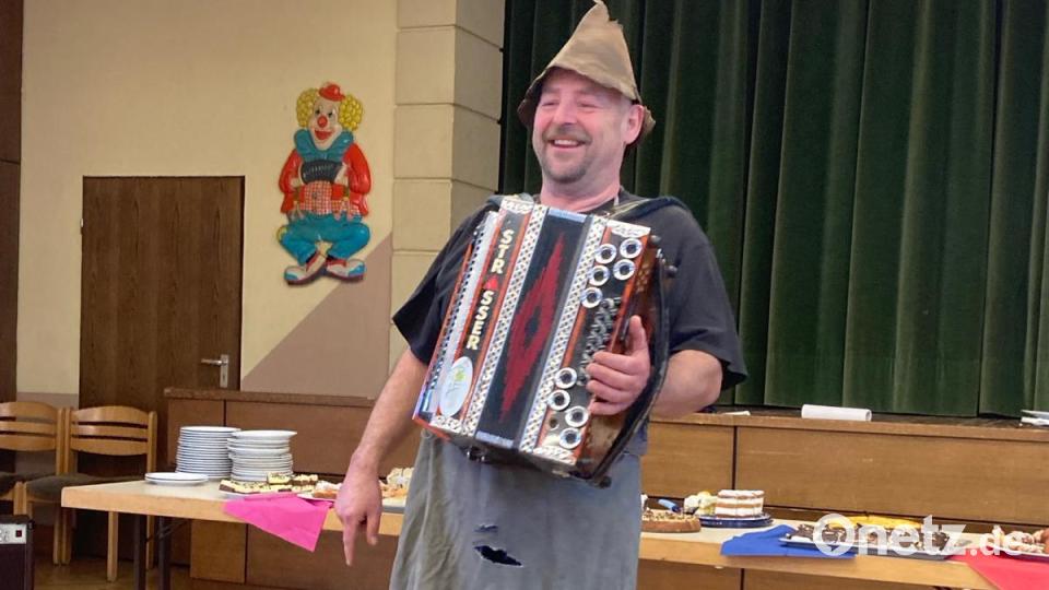 G&#039;stanzlsänger Lucky sorgte beim Faschingskaffeekränzchen des Frauenbunds und des Seniorenkreises für viele Lacher. Bild: Frauenbund Mitterteich/exb