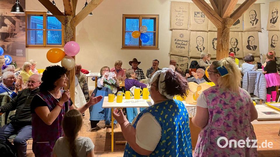 Die Lachmuskeln strapaziert mit humorvollen Darbietungen vor allem die Putzkolonne von der AWO-Tagespflege. Bild: gz