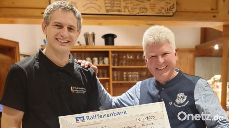 Kommandant der FFW Freudenberg-Wutschdorf, Peter Messmann (links) nahm die 1000€ Spende von Vorstand Norbert Altmann entgegen. Bild: gio