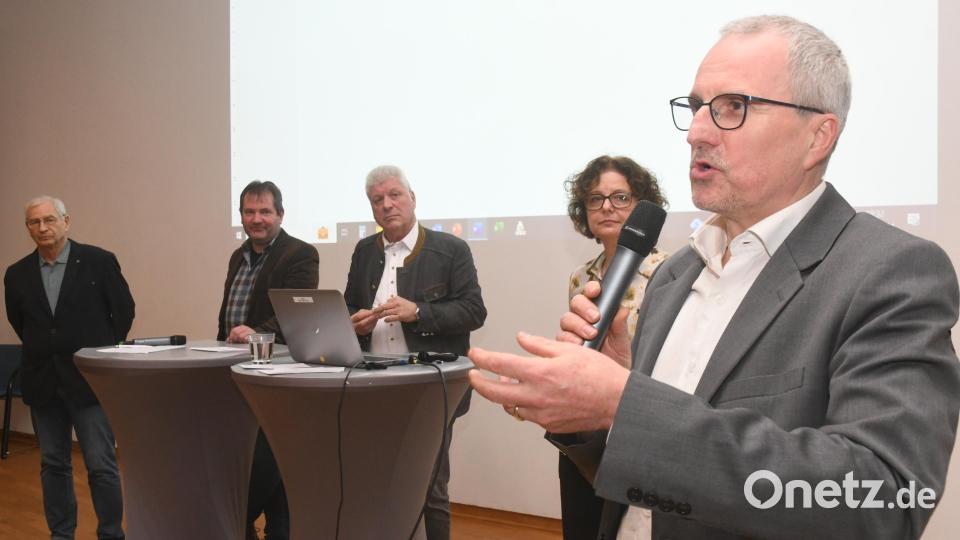 Klaus Bergmann vom Energietechnologischen Zentrum Nordoberpfalz mit Sitz in Weiden erklärt, wie sich Bürger an den Windkraftanlagen finanziell beteiligen können. Bild: Gabi Schönberger