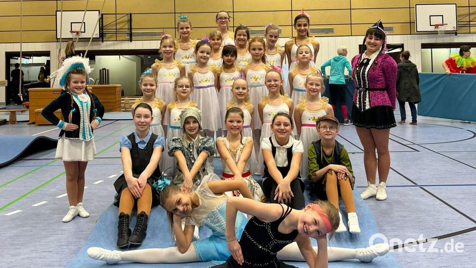 An einer besonderen Turnstunde des TuS Mitterteich durften Kinder maskiert teilnehmen – und es gab auch einige Schautanz-Darbietungen. Bild: TuS Mitterteich/exb