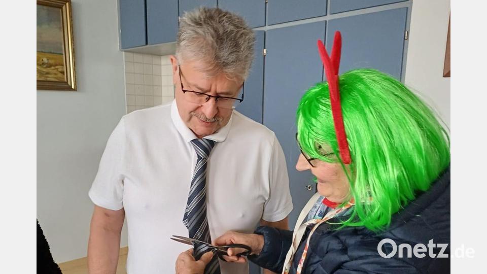 Der Bürgermeister ließ sich die Krawatte abschneiden. Bild: Sozialteam Senioren-Servicehaus/exb