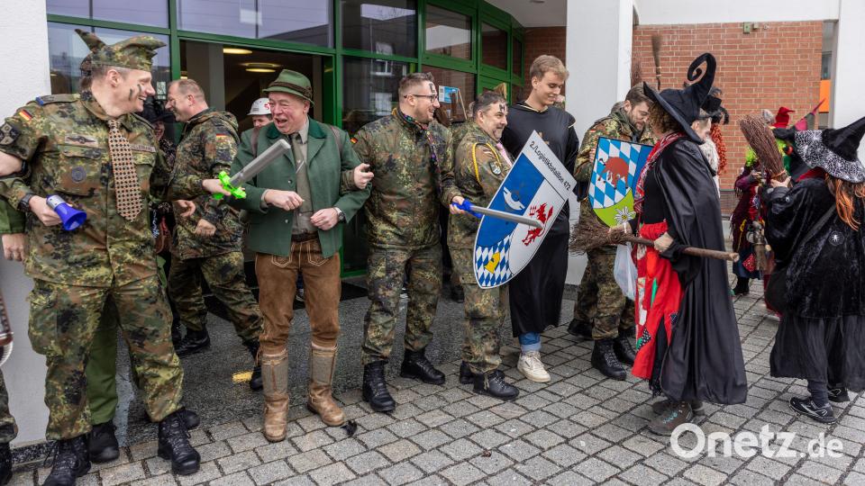 Auch Bataillonskommandeur Martin Hillebrand (links) konnte mit seinen Soldaten das Rathaus für Bürgermeister Roland Strehl (Zweiter von links) nicht verteidigen - sie hatten gegen die Hexen keine Chance. Bild: hbe