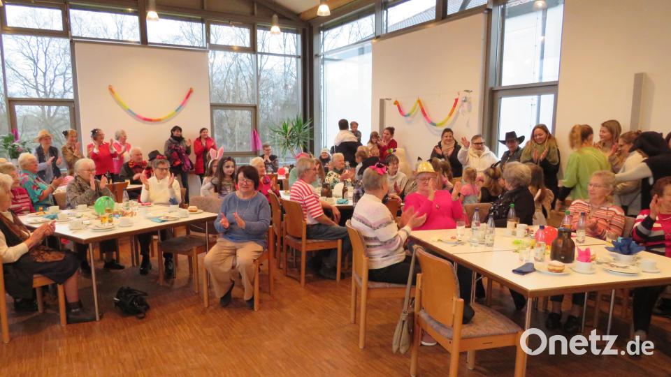 In einer bunten Runde feiern die Altenstädter Senioren Fasching. Bild: adj