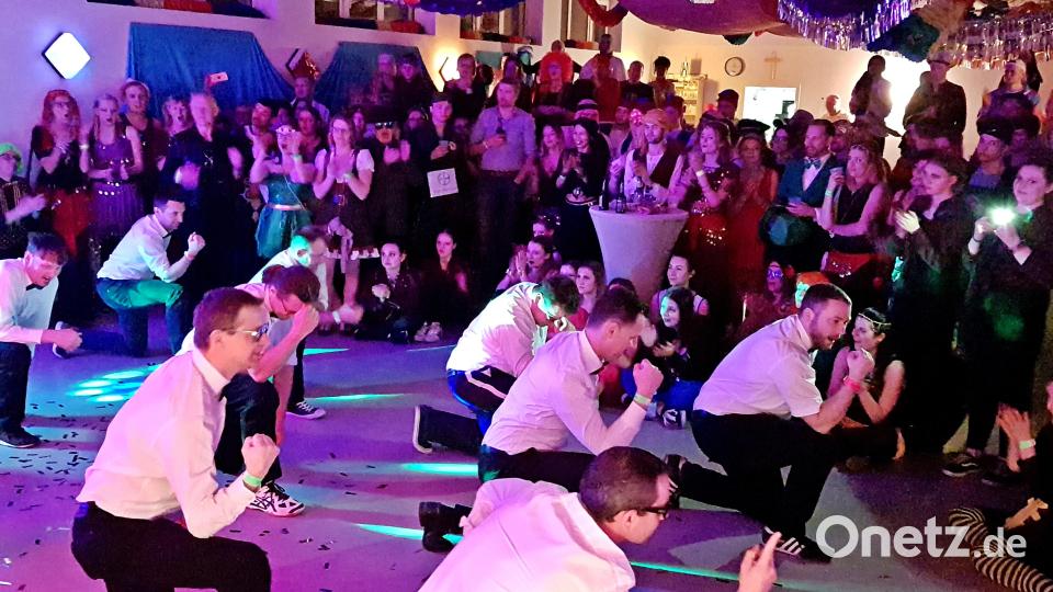 Der Auftritt des Männerballett Büffelwasser ist alljährlich ein Highlight am Rosenmontagsball. Auch heuer werden die Herren den Ball rocken. Archivbild: kzr
