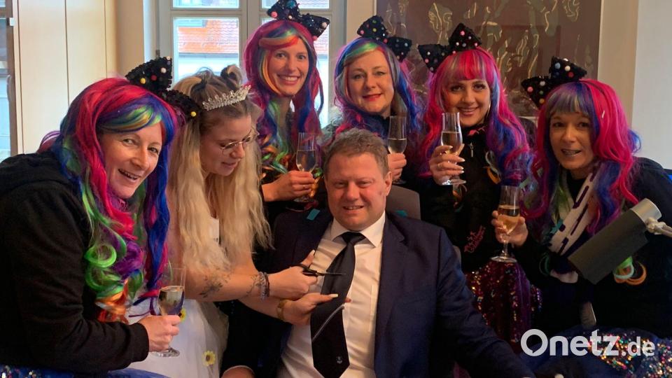 Bürgermeister Stefan Grillmeier hatte keine Chance zu entkommen. Faschingsprinzessin Anja I. schnitt ihm die Krawatte ab. Bild: Mitterteicher Gaudiwurm