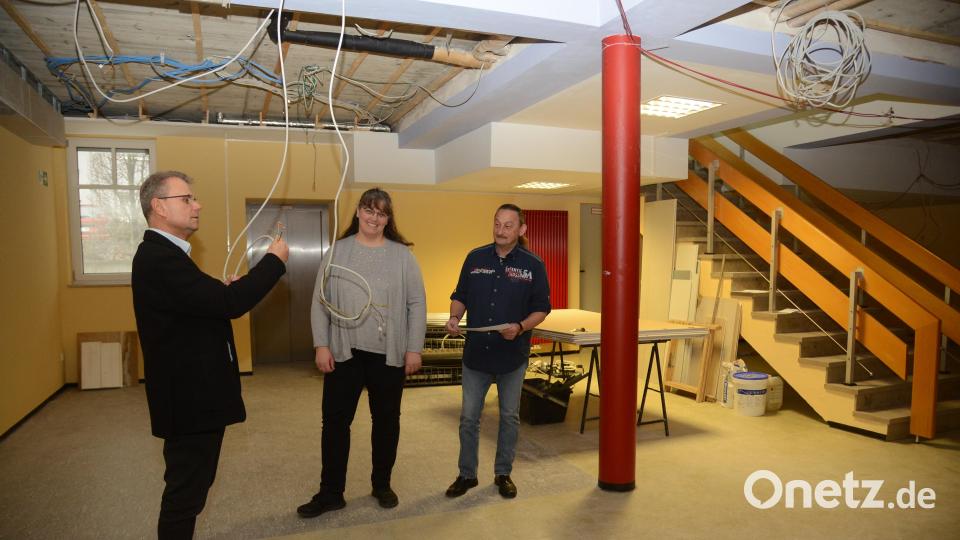 Ein Blick in den Keller des Rathauses, der zur Büche rei wird. Bürgermeister Karlheinz Budnik bespricht sich mit Bücherleileitern Kathrin Stangl und dem Bautechniker Thomas Treml. Bild: bey