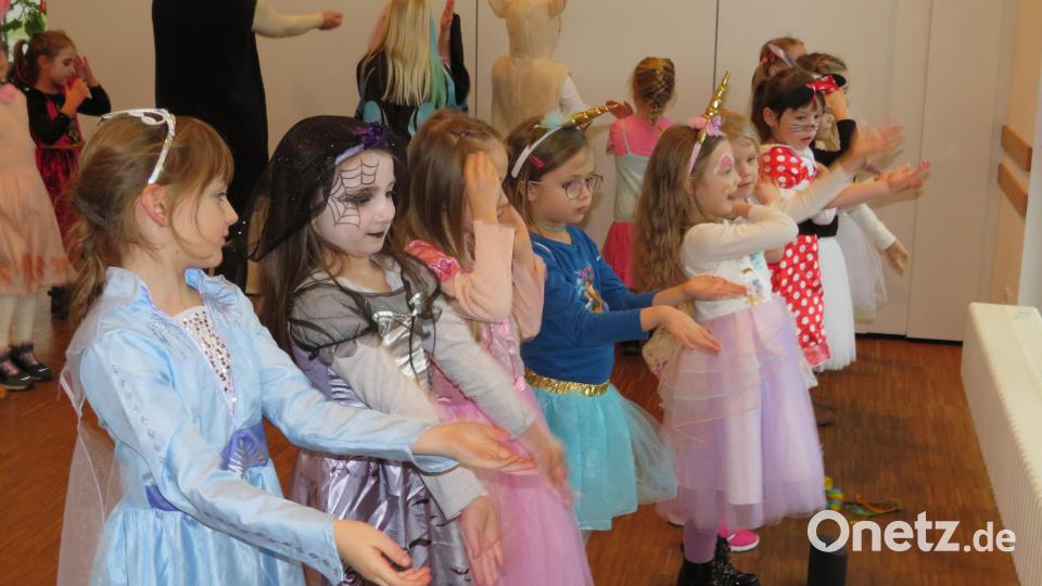 Die bunt makieten Kinder der SV Tunabteilung tanzten den Macarena. Bild: adj