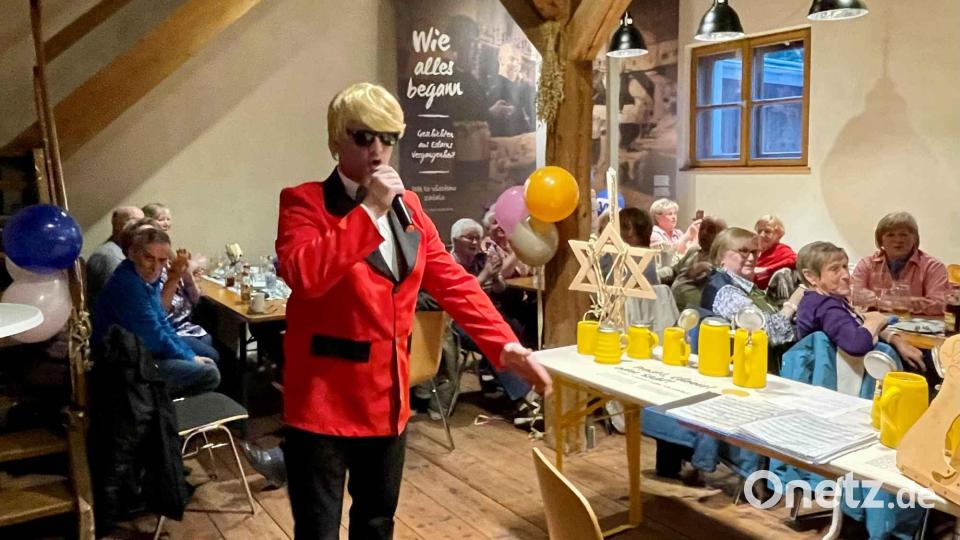 Schlagerstar Heino (Harald Kunz) mit Sonnenbrille und rotem Sacko singt sich in die Herzen der Damen. Bild: gz