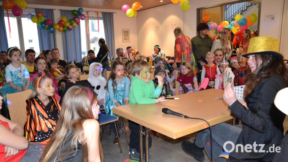 Besonders die älteren Kinder bestaunen die Künste der Zauberin Anna. Bild: gi