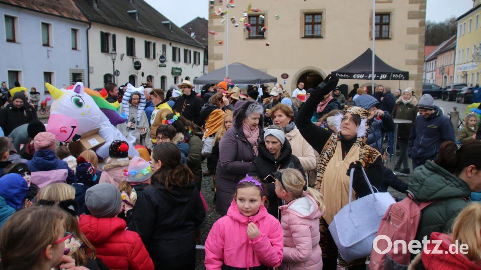 Susanne Schnabel wirft den Kindern Süßigkeiten zu. Bild: sne