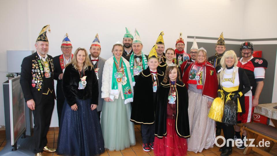 Prinzenpaare, Faschingsverein, Stadträte und Bürgermeister freuen sich auf den Faschingszug. Bild: sne