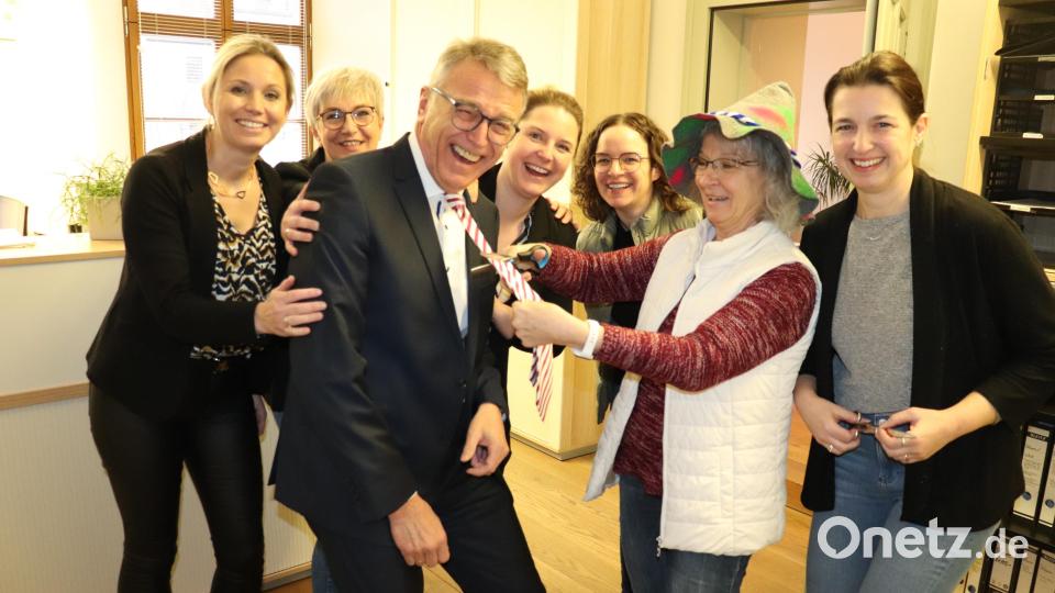 Erna Zandt-Rumrich aus dem Bürgerbüro beim Abschneiden der Krawatten. Unterstützt wurde sie dabei von den Rathausmitarbeiterinnen Natalia Jaspers, Doris Scharl, Rebecca Keck, Nina Blei und Irina Weiß (von links). Bild: Stadt Tirschenreuth