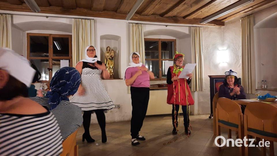 Eine Modenschau zeigten (von links) Kerstin Aufschneider, Erika Beer und Evi Rauch. Bild: Susanne Wagner/exb