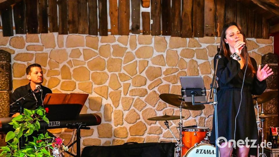 Das Jazz-Trio Johanna Kopp, Max Schütz und Daniel Bär sorgte für die passende Musik. Bild: David Frischholz/Kunst- und Kulturverein Erbendorf/exb