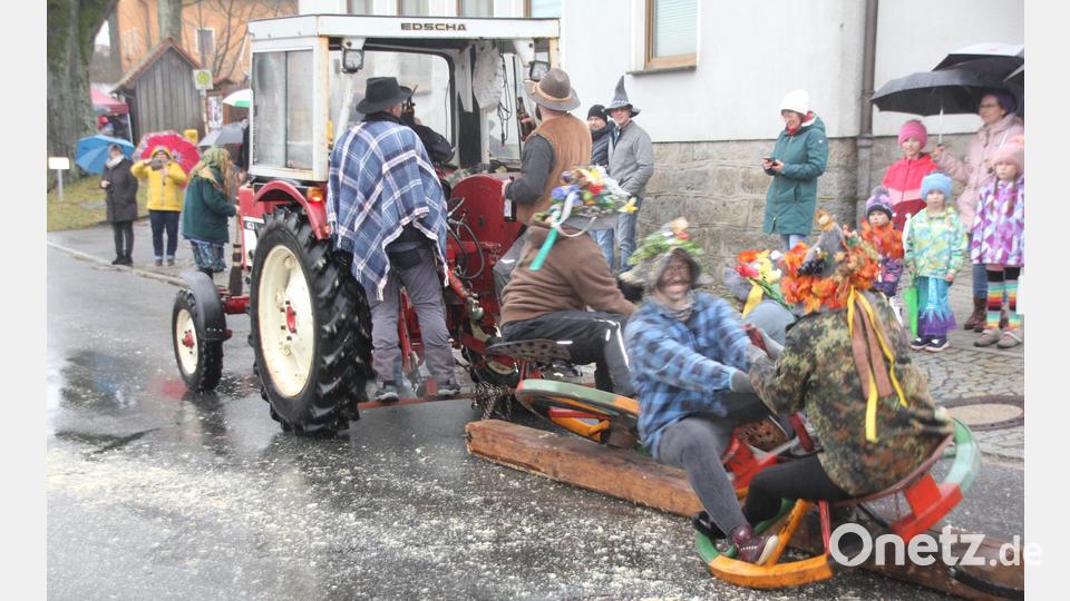 Beste Stimmung herrscht bei den &quot;behüteten&quot; Akteuren auf dem &quot;Drehpflug&quot; . Bild: frd