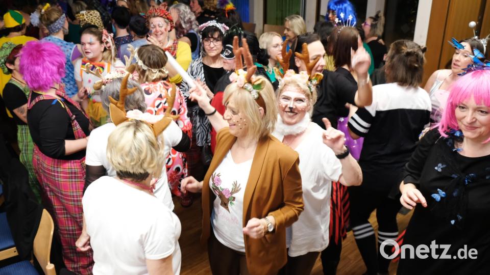Stimmung geht auch ohne Männer, wie es beim Schwarzenfelder Frauenfasching den Anschein hat. Bild: mab