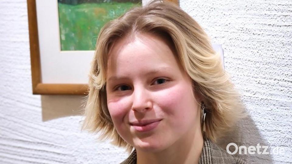 Natalie Brandl vor einem der von ihr gemalten Bilder. Bild: Kunsthaus Waldsassen/Jürgen Klein/exb