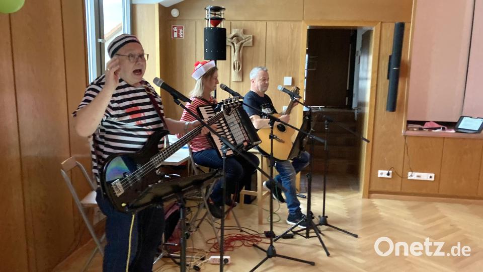 Das Basalttrio sorgt für Stimmung beim Seniorennachmittag in Parkstein. Bild: Wolfgang Dütsch/exb