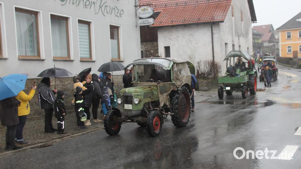 Trotz Regen und Wind – die Pullenrieder lassen sich ihr &quot;Ausackern&quot; nicht nehmen. Bild: frd