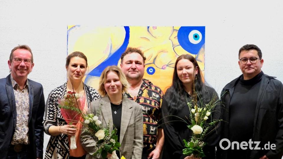 Die Ausstellerinnen mit ihrem Vater und den Verantwortlichen des Kunsthauses bei der Vernissage. Bild: Kunsthaus Waldsassen/Jürgen Klein/exb