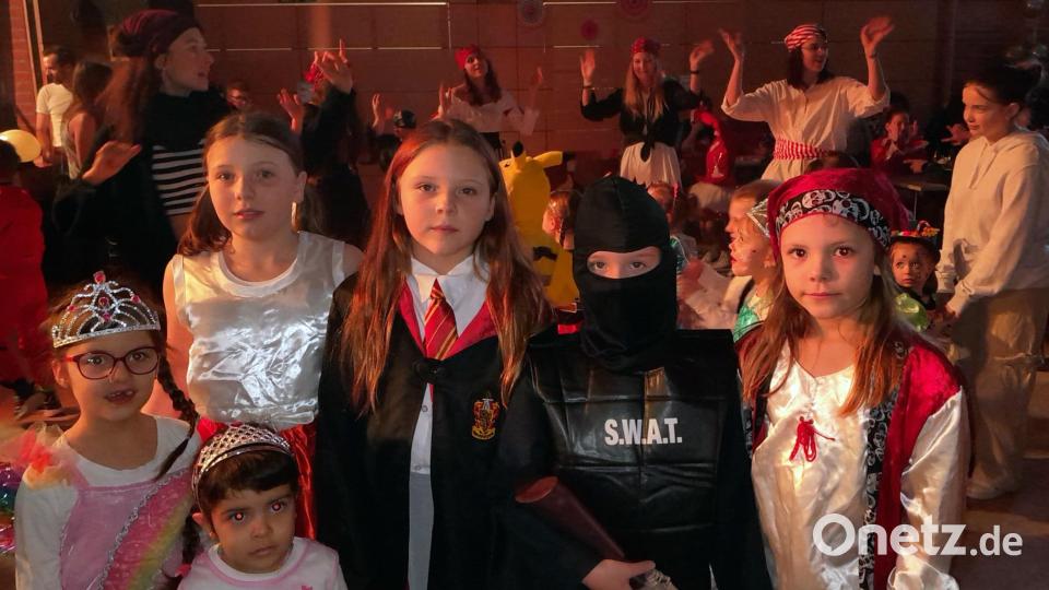 Begeisterte Kids beim Riedener Kinderfasching (von links): Sophia, Johanna, Ludwig, Antonia (hinten) Amelie und Samira (vorn). Bild: gau
