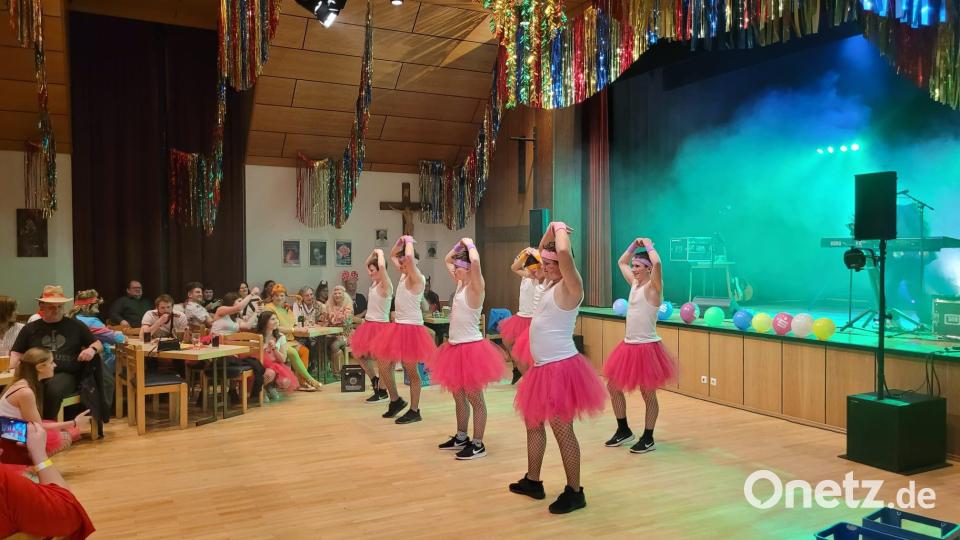 Ein Höhepunkt war beim Pfarrball in Wiesau der Auftritt des Männerballetts. Bild: Pfarrgemeinderat Wiesau/exb