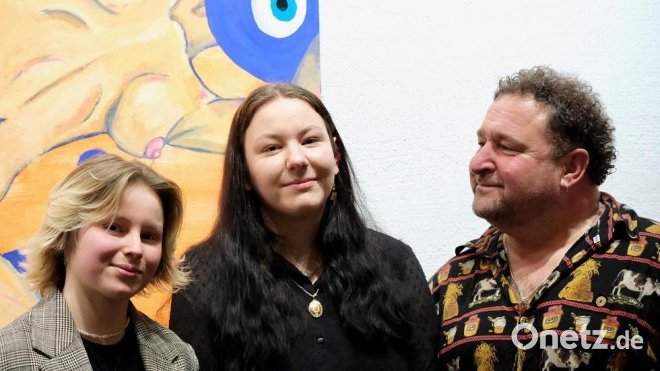 Natalie und Amelie Brandl zusammen mit Papa Elmar (von links) vor einem ihrer Werke bei der Ausstellungseröffnung im Kunsthaus Waldsassen. Bild: Kunsthaus Waldsassen/Jürgen Klein/exb