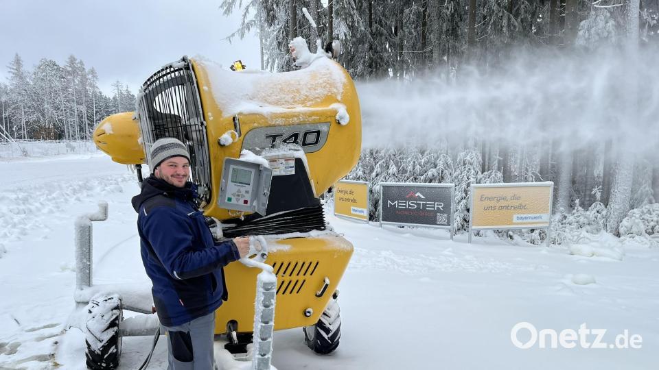 Dem Loipenwart des SC Monte Kaolino, Markus Kraus, obliegt es, regelmäßig die Leistung der Schneekanonen im Langlaufzentrum am Rotbühl zu überprüfen. Archivbild: chl