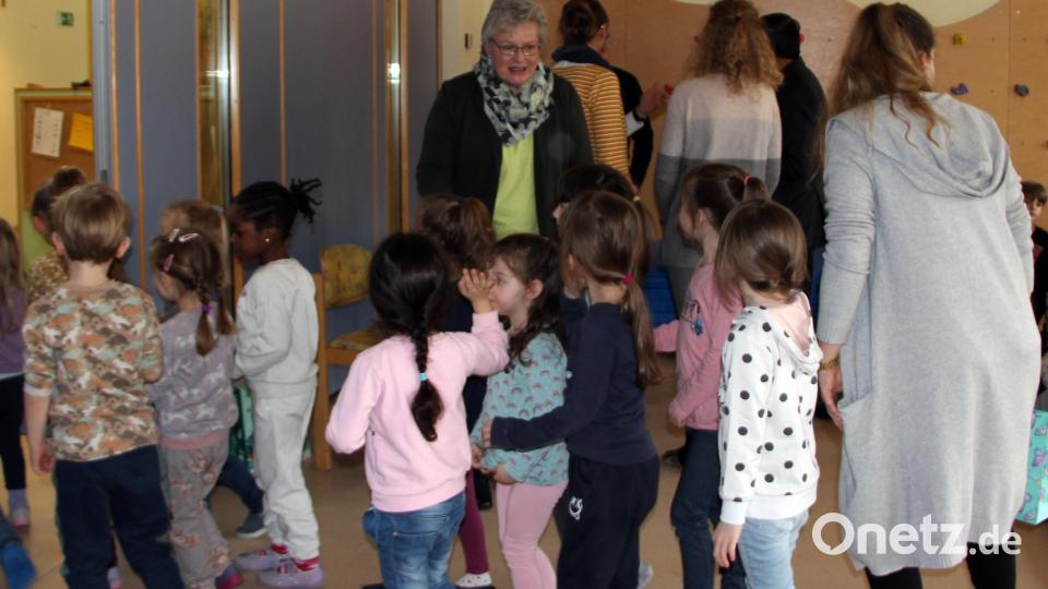 Die Buben und Mädchen des Kinderhauses verabschieden Maria Thumbeck mit einem Lied. Bild: lep