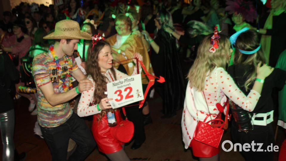 Ein &quot;Nummerngirl&quot; bei der Polonaise. Bild: frd