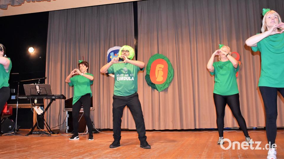Der Showtanz mit Kaplan Raveendra als &quot;Cordula Grün&quot; beim Frauenbund-Fasching. Bild: rgr
