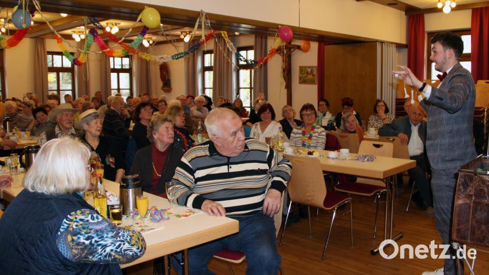 Zauberer Marius Koslowski begeistere beim Seniorenfasching im Pfarrheim die fast 100 Gäste. Bild: lep