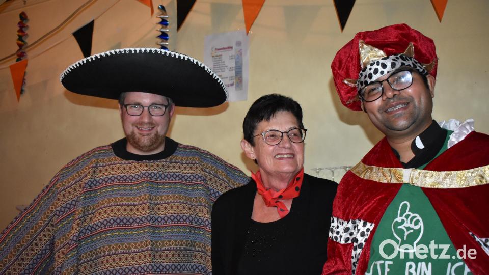 &#039;In der Bar mit Pfarrer Daniel Fenk, Rosalinde Hacker und Kaplan Raveendra Bild: rgr