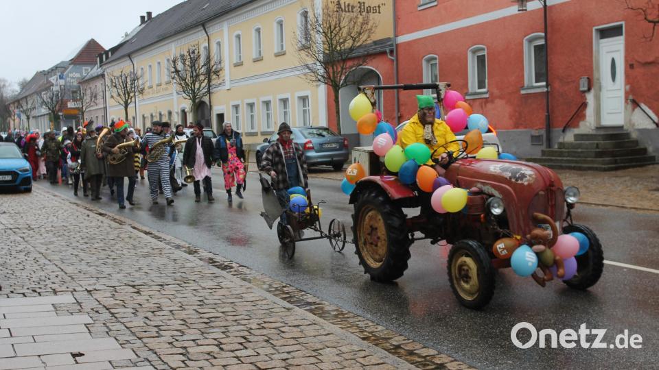 Bunt geschmückt zieht die fröhliche Schar über die Hauptstraße zum Rathaus in Waidhaus. Bild: pi