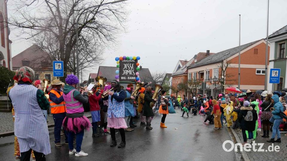 Die Musiker versorgen das Publikum zum &quot;Ausgraben der Faschingszeit&quot; in Eslarn mit unterhaltsamer Musik. Bild: gz