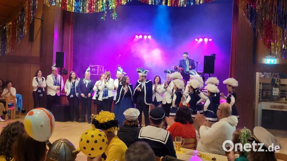 Die Faschingsgesellschaft Weiß-Blau Wiesau war mit Prinzenpaar, Hofstaat und Prinzengarde vertreten. Bild: Pfarrgemeinderat Wiesau/exb