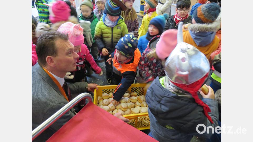 Für die Kinder des Kindergartens &quot;Arche Noah&quot; gibt es süße Krapfen. Bild: adj